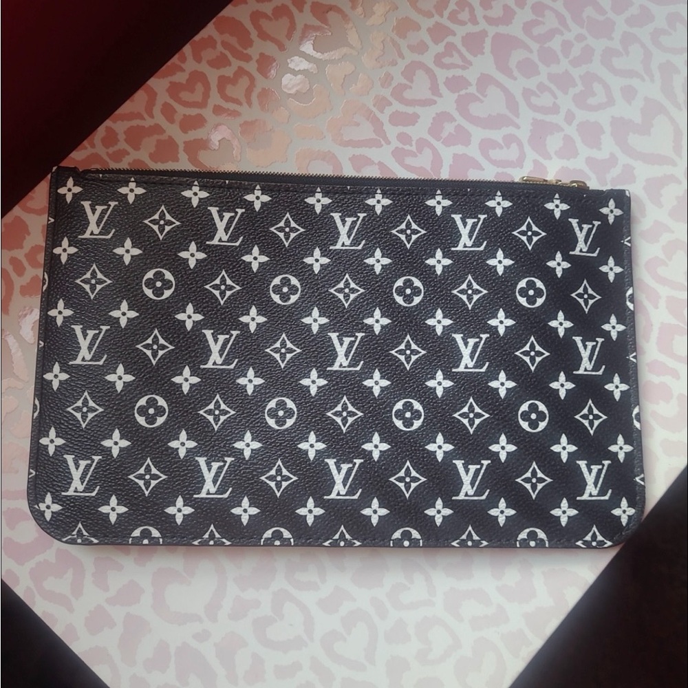 Louis Vuitton Pouch - Picture 2 of 3